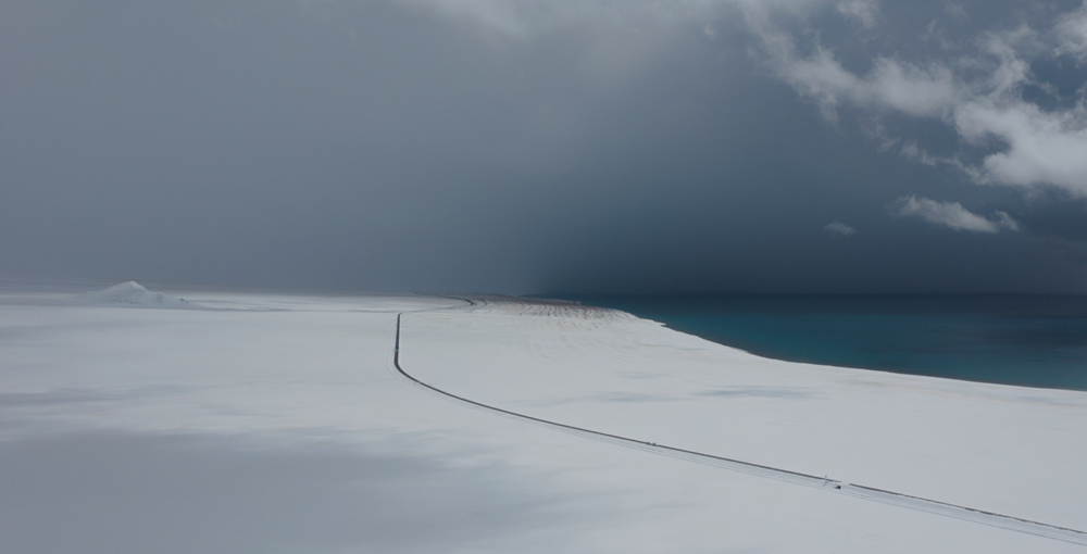 西藏阿里地區(qū)改則縣迎來(lái)初雪，銀裝素裹，美如畫(huà)卷。