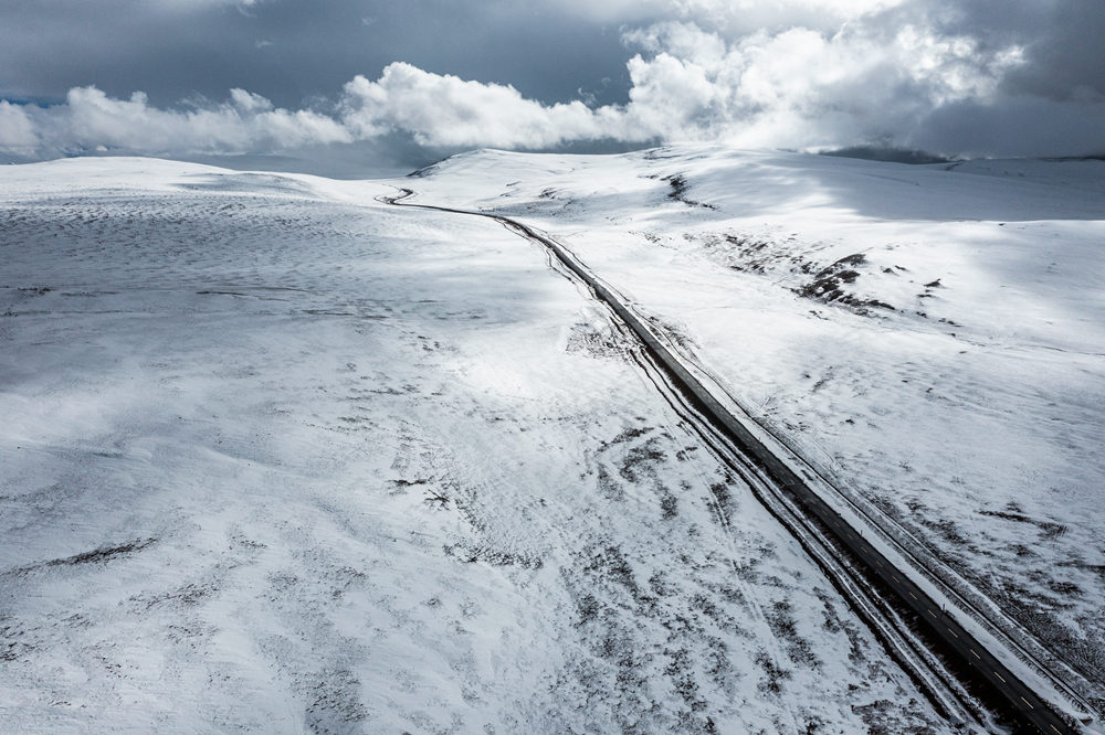 西藏阿里地區(qū)改則縣迎來(lái)初雪，銀裝素裹，美如畫(huà)卷。
