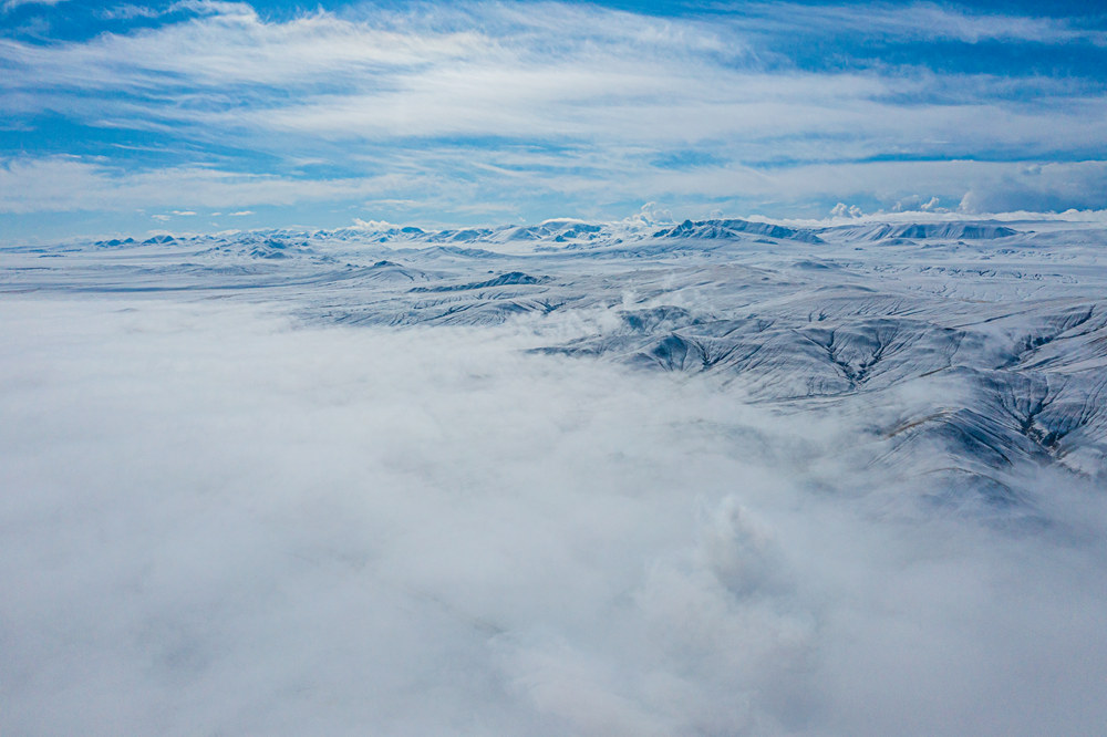 西藏阿里地區(qū)改則縣迎來(lái)初雪，銀裝素裹，美如畫(huà)卷。