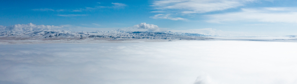 西藏阿里地區(qū)改則縣迎來(lái)初雪，銀裝素裹，美如畫(huà)卷。