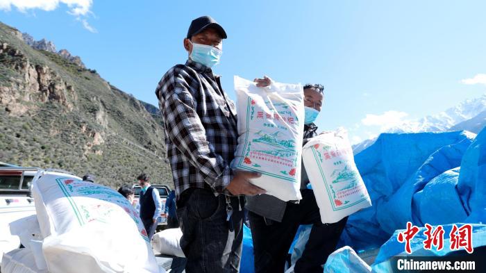 圖為合作社加工完成的優(yōu)質(zhì)糌粑?！〖卫杩h融媒體中心供圖