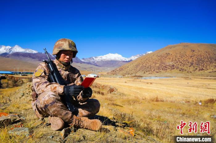 戰(zhàn)士正在品讀該團(tuán)制作下發(fā)的二十大報(bào)告內(nèi)容匯編“口袋書(shū)” ?！∥鞑厣侥宪姺謪^(qū)某團(tuán)供圖