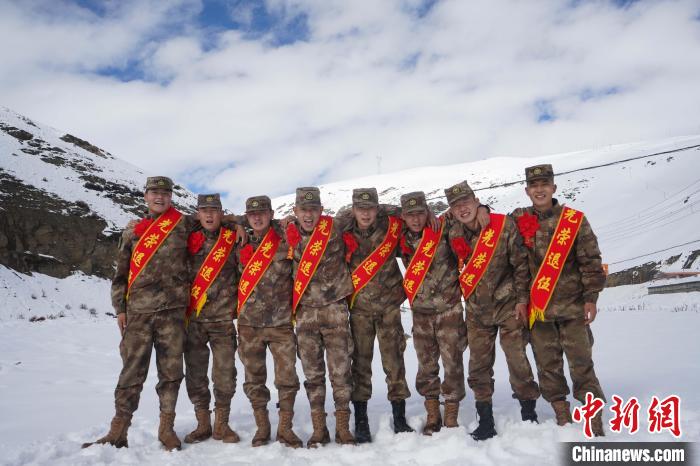 退伍老兵合照留念。　西藏山南軍分區(qū)某團供圖
