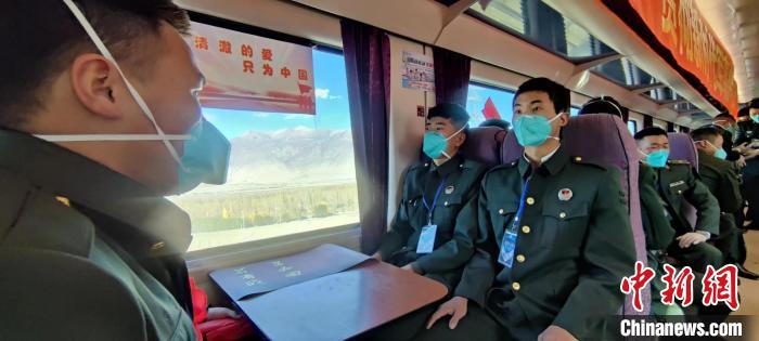 退伍老兵乘坐在退伍專列?！∥鞑厣侥宪姺謪^(qū)某團供圖