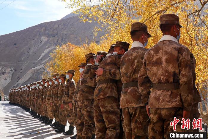 圖為什布奇邊防連退伍老兵與戰(zhàn)友相擁而泣，依依惜別。　徐昌成 攝