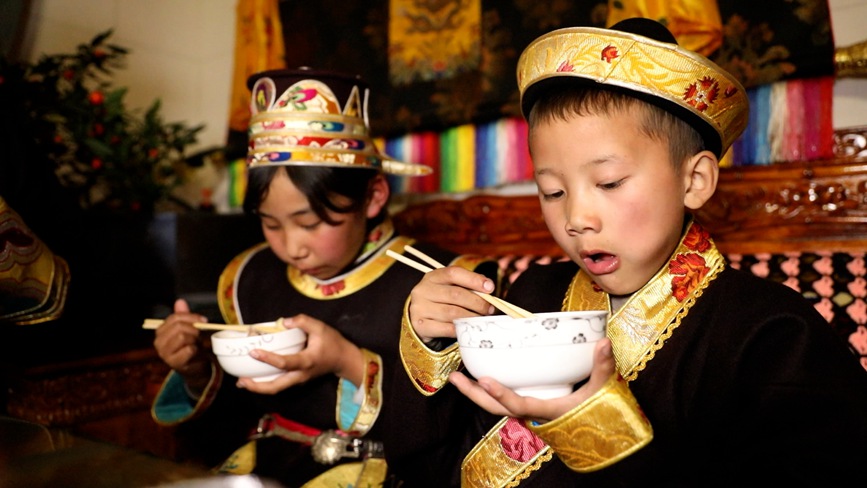 吃“古突”。