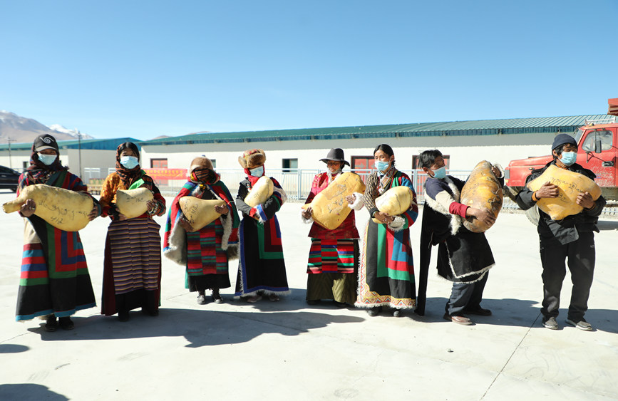 茶措村牧區(qū)改革合作社酥油分紅現(xiàn)場(chǎng)。索朗仁青 攝
