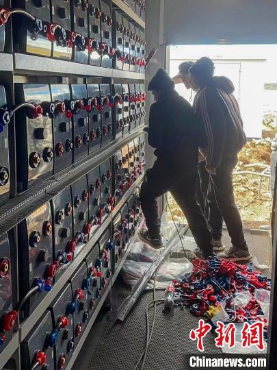 圖為微電網(wǎng)系統(tǒng)安裝調(diào)試現(xiàn)場。　孫寶鶴 攝