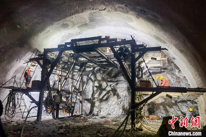 資料圖為隧道施工掘進(jìn)過程中。　西藏自治區(qū)交通運(yùn)輸廳 供圖