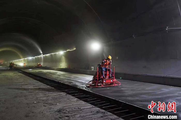 圖為隧道施工現(xiàn)場(chǎng)?！∥鞑刈灾螀^(qū)交通運(yùn)輸廳 供圖