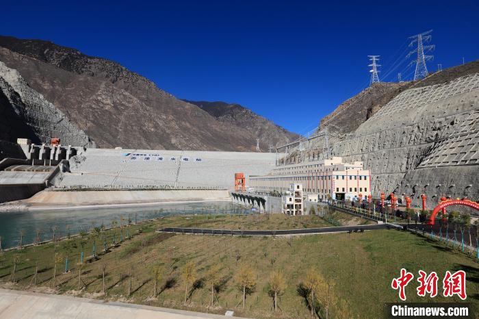 圖為金沙江上游蘇洼龍水電站?！⊥趵?攝