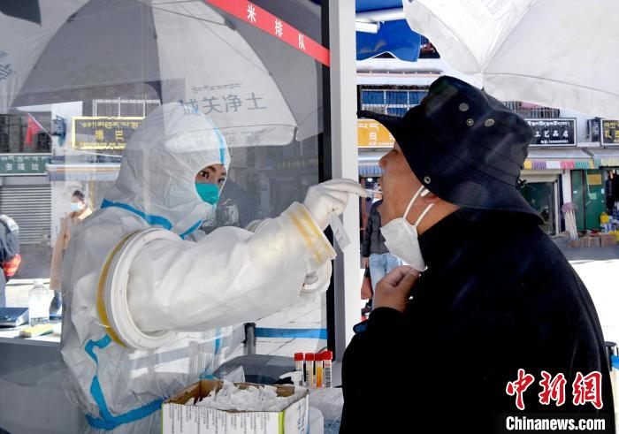 12月7日，拉薩市民正在進行核酸檢測?！±盍?攝