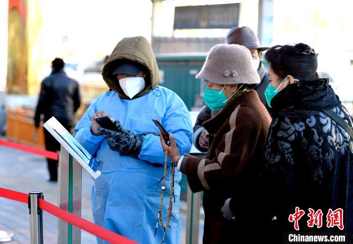 12月7日，拉薩市民掃碼進入銀行辦理業(yè)務(wù)?！±盍?攝