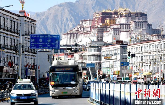 12月7日，一輛公交車從拉薩市城關(guān)區(qū)北京東路駛過?！±盍?攝