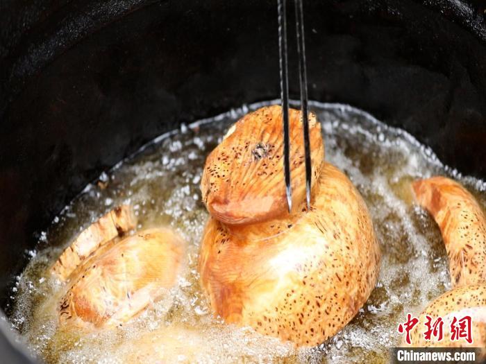 圖為已成型的木碗?！?鄧海平 攝