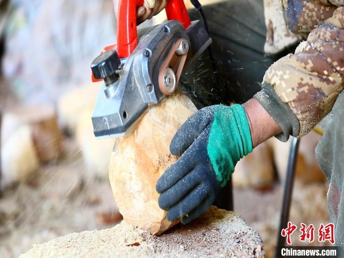 圖為手工藝人正在制作木碗?！〉录?　攝