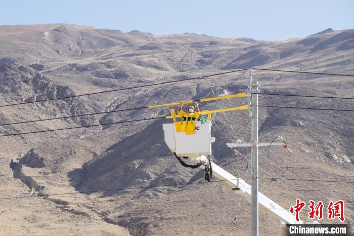 圖為11月9日，國(guó)網(wǎng)山南供電公司工作人員進(jìn)行搭火工作?！「裆?攝