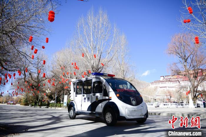 圖為1月23日，布達(dá)拉宮廣場(chǎng)派出所民警正在巡邏。　貢嘎來(lái)松 攝