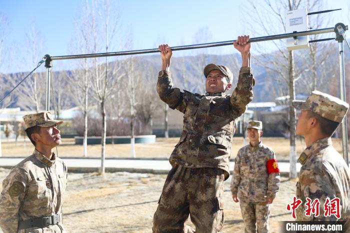 單杠引體向上現(xiàn)場(chǎng)，選手竭盡全力突破自我?！敲衫?攝