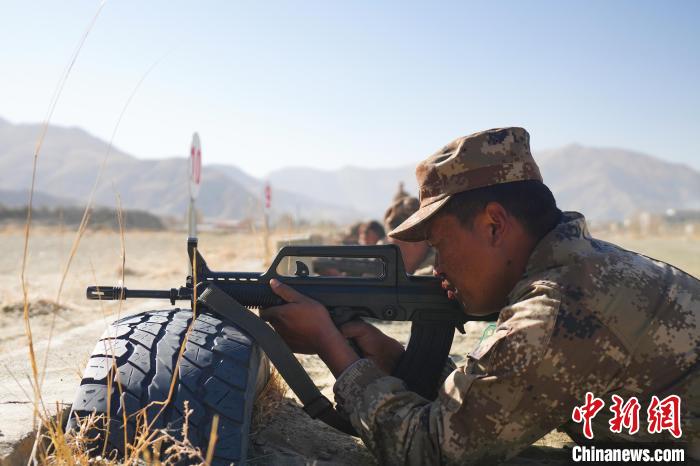 參賽民兵在進(jìn)行瞄準(zhǔn)?！敲衫?攝