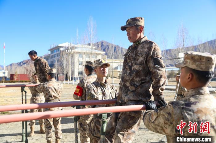 雙杠臂屈伸項(xiàng)目競(jìng)賽現(xiàn)場(chǎng)?！敲衫?攝