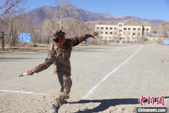 手榴彈投遠(yuǎn)比武競(jìng)賽現(xiàn)場(chǎng)?！敲衫?攝