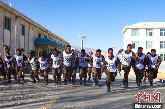 3000米開賽，選手們奮勇爭(zhēng)先。　吳蒙昆 攝