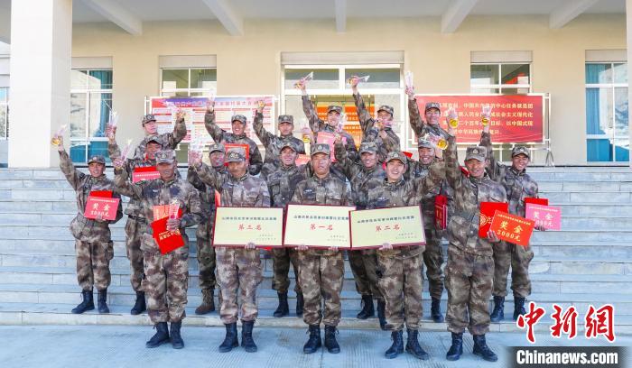 獲獎(jiǎng)選手合影?！敲衫?攝