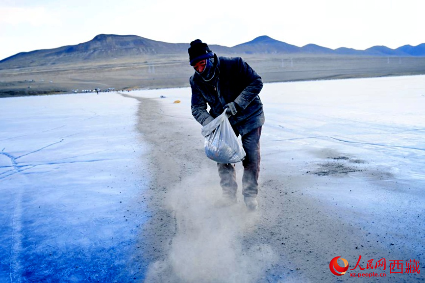 牧民在冰面上撒灰鋪成通道。人民網(wǎng) 李海霞攝