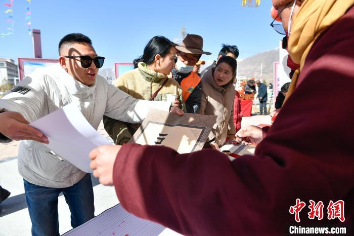 圖為展銷會現(xiàn)場?！∝暩聛硭?攝