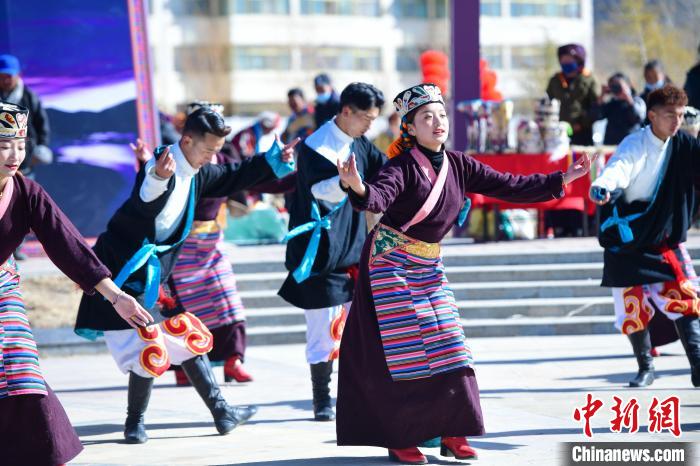 圖為藝術團表演“扎西果諧”?！∝暩聛硭?攝