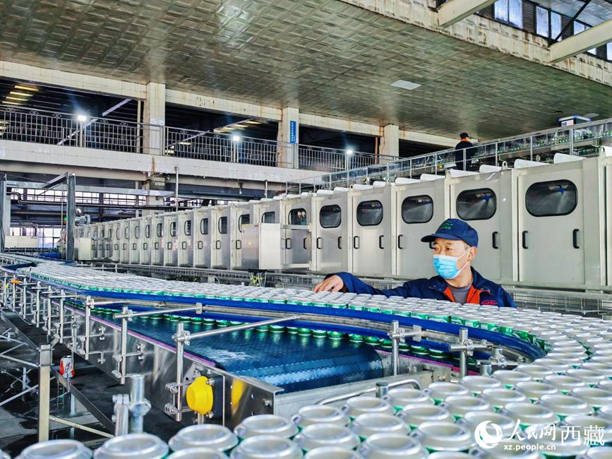 技術(shù)人員在生產(chǎn)線上檢查產(chǎn)品。人民網(wǎng) 李海霞攝