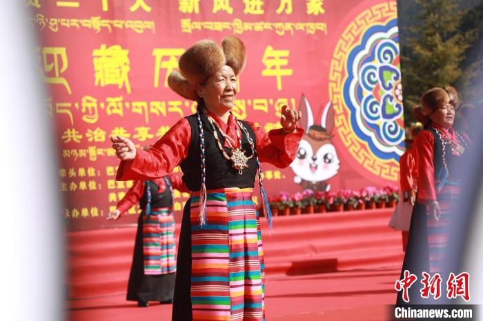 圖為藏歷新年活動(dòng)現(xiàn)場?！埩?攝