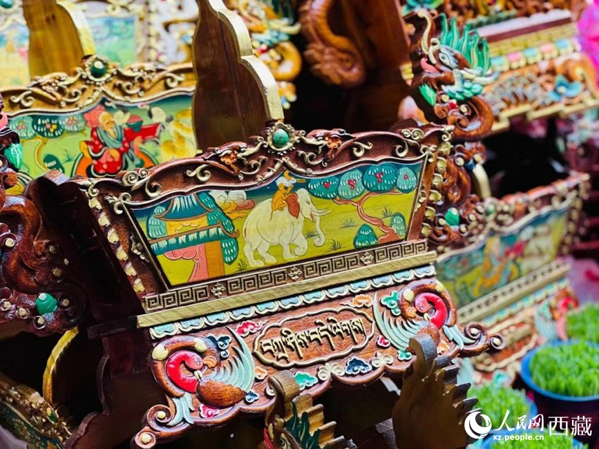 年貨市場上的切瑪盒（切瑪盒是藏歷新年吉祥物，是在精制斗型木盒中用隔板分開，分別盛入炒麥粒和糌粑，插上仔卓，象征著人壽年豐、吉祥如意）。人民網(wǎng) 次仁羅布攝