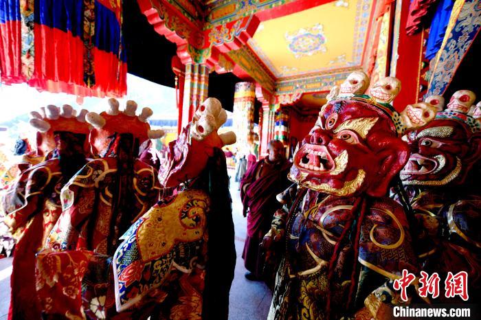 2月19日，楚布寺僧人們佩戴面具準(zhǔn)備參加跳神活動(dòng)?！±盍?攝