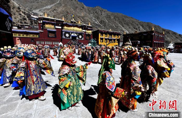 2月19日，楚布寺僧人們佩戴面具參加跳神活動(dòng)?！±盍?攝