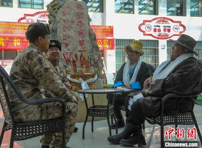 圖為阿里軍分區(qū)某邊防團(tuán)官兵與駐地群眾拉家常?！詵| 攝
