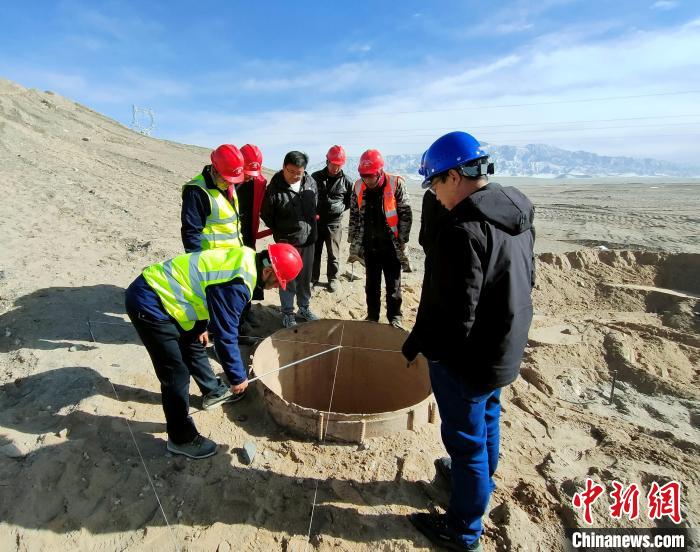 圖為施工人員檢查樁基護筒中心位置?！⒁婧?攝