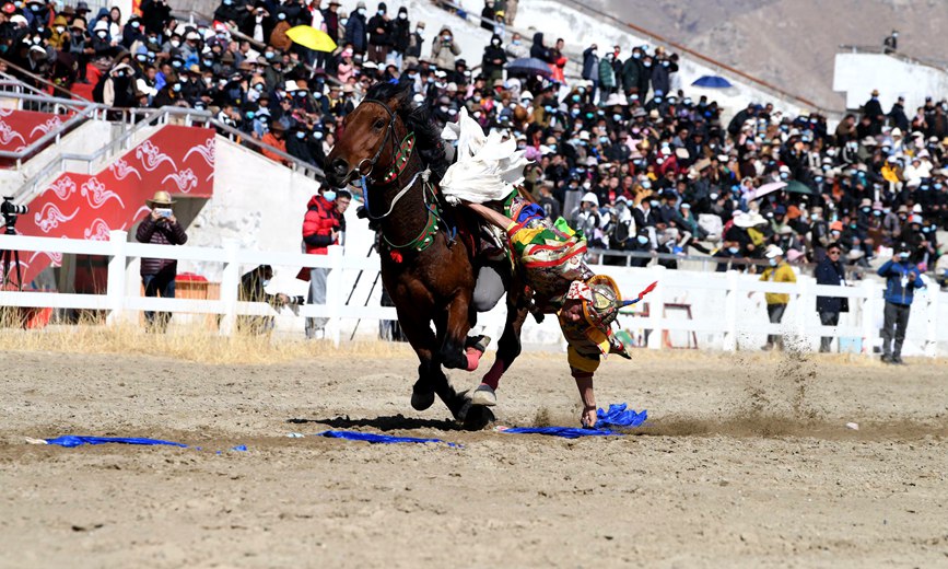 藏歷新年，精彩的馬術表演。潘多攝
