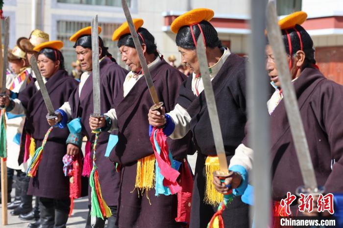 圖為藝人們手持藏刀表演加麻百·甲江?！愔闈扇?攝