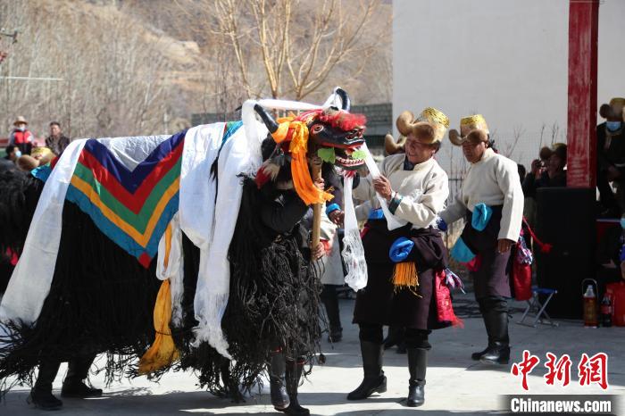 圖為民間藝人表演加麻百·甲江?！愔闈扇?攝