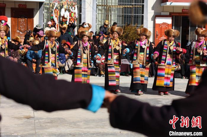 圖為民間藝人表演加麻“果諧”?！愔闈扇?攝
