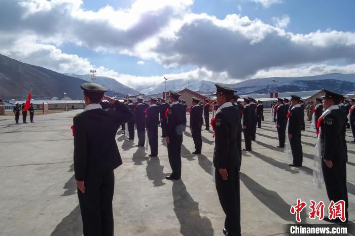 雪山下，退役士兵向軍旗敬軍禮?！±顚W(xué)文 攝