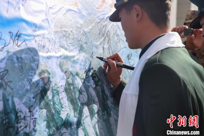 退役士兵簽名留念?！⒖≥x 攝