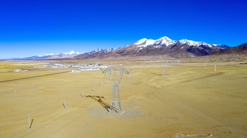 位于海拔4700多米的阿里聯(lián)網(wǎng)工程霍爾變電站。