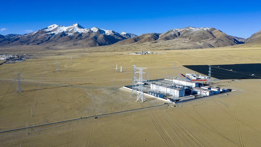 位于海拔4700多米的阿里聯(lián)網(wǎng)工程霍爾變電站。