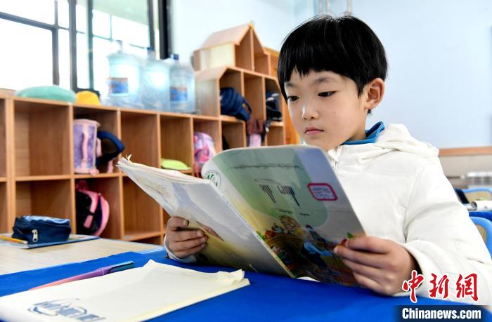 3月14日，西藏拉薩市第一小學一年級六班學生丁增樂吉在閱讀藏語課本?！±盍?攝