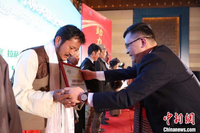 圖為拉薩市銀企對(duì)接洽談會(huì)現(xiàn)場(chǎng)?！「裆愔?攝