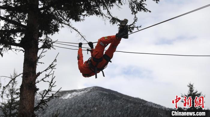 正在進行橫渡訓練?！∥骼@拉翁 攝