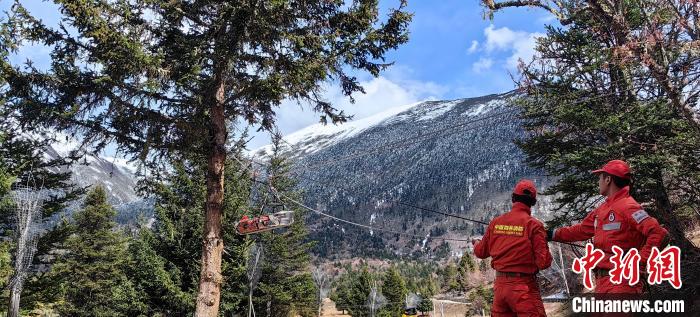 正在進行斜向救援?！∥骼@拉翁 攝